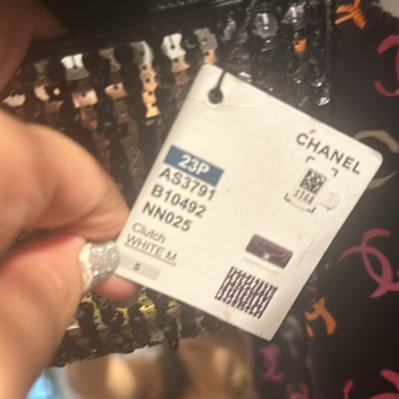 Chanel sequin black and silver clutch with CC pearls - Picture 8 of 8